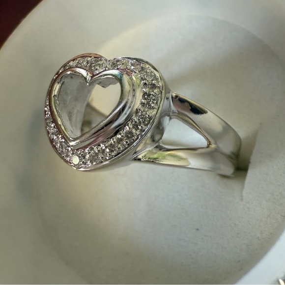 14K Solid White Gold Heart Ring with Diamond Accents - Picture 1 of 3